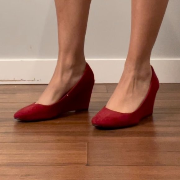 😵 2 FOR $40 // Red suede almond toe wedges s-8- - Picture 8 of 13